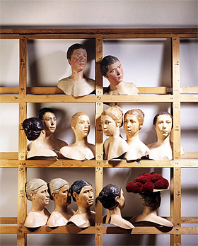 Figurinenköpfe aus Pappmaschee, davon eine mit Bollenhut
