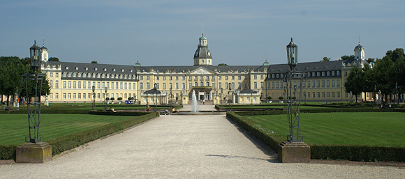 Ansicht des Karlsruher Schlosses, in dem Das Badische Landesmuseum untergebracht ist, von der Stadt her