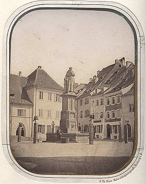 Franziskanerplatz (heute Rathausplatz) mit Berthold-Schwarz-Brunnen. Blick in die Rathausgasse nach Südosten. G.Th.Hase, um 1855, © Museum für Stadtgeschichte