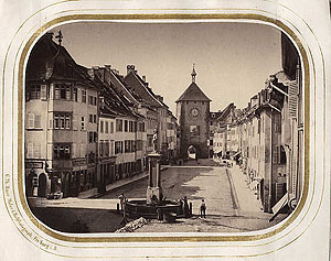 Martinstor und Bertholdsbrunnen. Das Martinstor noch ohne seinen historistischen Aufbau.. G.Th.Hase, um 1860, © Museum für Stadtgeschichte