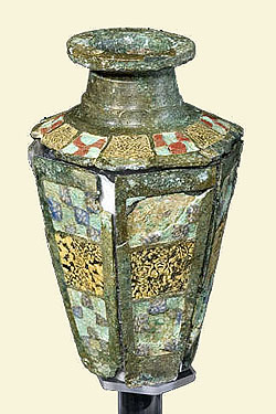 Sechskantiges Bronzefläschen mit Emailverzierung aus dem 2.-3. Jahrhundert, eventuell zur Aufbewahrung von Öl oder Salbe genutzt. 