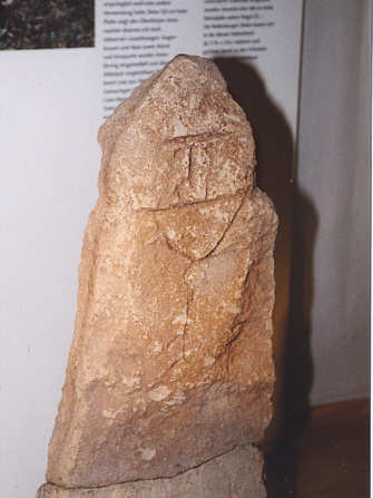Menschengestaltige Grabstele aus dem keltischen Gräberfeld "Lindele ost" (Rottenburg)