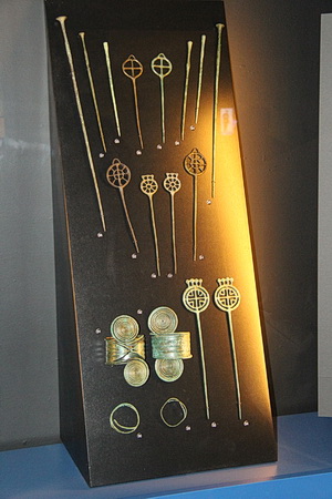 Haar- und Gewandnadeln sowie Armreifen der Bronzezeit