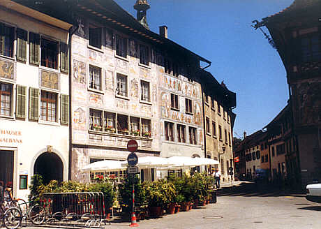 Bemalte Hausfassaden in der Nähe des Rathauses