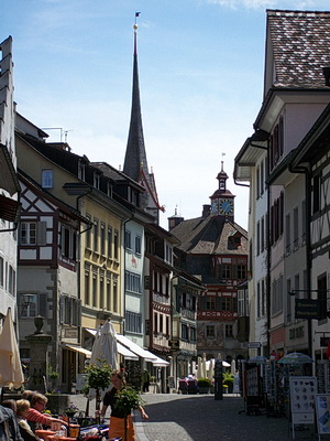 Straßenbild mit Rathaus im Hintergrund