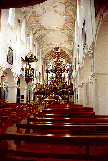 Verenamünster in Bad Zurzach, Barockes Langhaus mit Blick zum Hochaltar und zum gotischen Chor