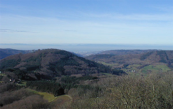 Blick aus den Vorbergen des Schwarzwalds über die Rheinebene zu den Vogesen