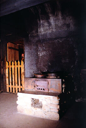 Die Küche mit dem aus Feldsteinen gemauerten Herd. Oben der offene Rauchfang 