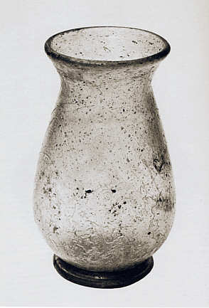 Glasbecher der Merowingerzeit aus Mannheim-Straßenheim, birnenförmig mit kleinem Standfuß. H. ca. 9,5 cm, ob. Öffnung 4,3 cm. © Reiss-Engelhorn-Museen