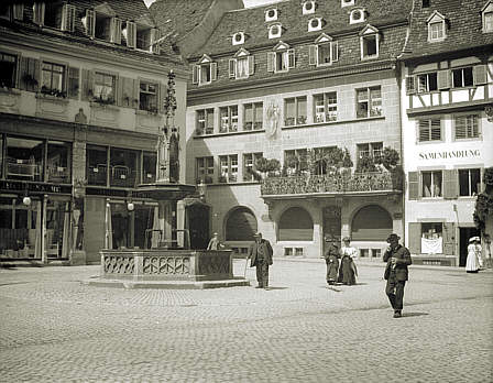 Münsterplatz, Münsterbrunnen und Haus Krebs	1910