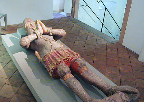 Grabfigur Herzog Bertholds V. von Zähringen. Überlebensgroße Figur aus rotem Sandstein, um oder kurz nach 1350