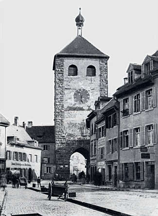 Schwabentor, Ansicht von der Stadtseite (Oberlinden) vor dem Umbau, um 1900