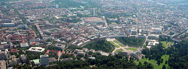 Stadtzentrum Karlsruhe, von Nordosten gesehen. Foto: Luftbilder Karlsruhe/Stadtwiki KA (PD) 