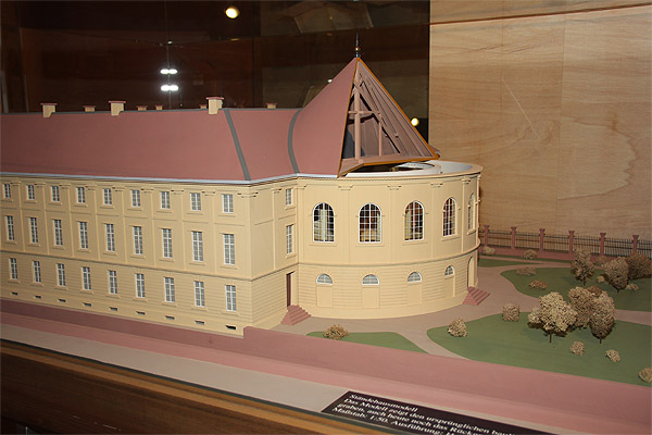 Modell des Ständehauses, Ansicht der Rückseite mit dem Sitzungssaal des Landtags. Badisches Landesmuseum Karlsruhe, aus der Ausstellung "900 Jahre Baden" 2012