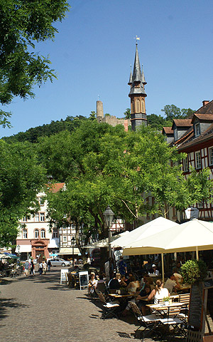 Marktplatz der Neustadt mit Ulner Kapelle, Rathausturm und Burg Windeck