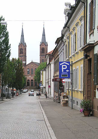 Schillerstraße mit katholischer Kirche