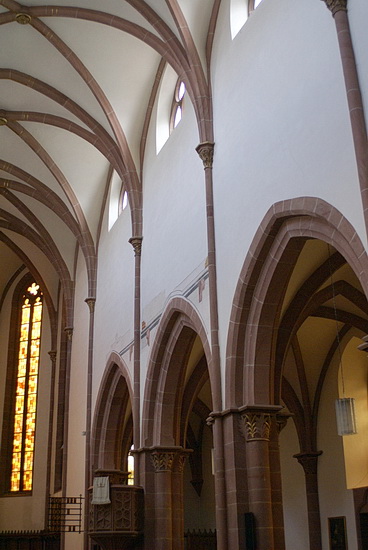 Im Ostteil entspricht der Innenraum der Kirche noch weitgehend dem Zustand bei ihrer Gründung im 13. Jahrhundert