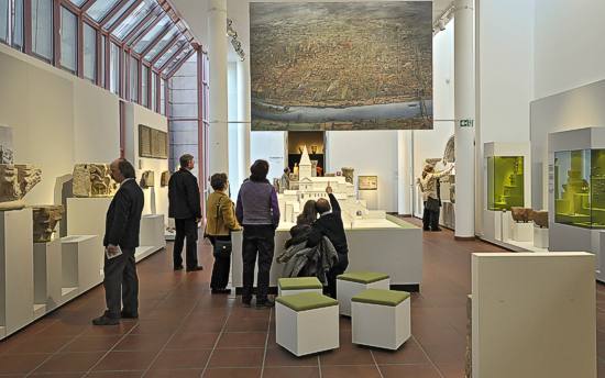 Trier, Rheinisches Landesmuseum, Blick in den Ausstellungsraum *Nach der Römerzeit*.