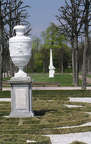 Obelisk und Vase in der Querachse des Schwetzinger Zirkelparterres.