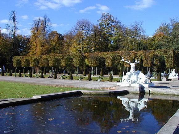 Hirschbrunnen mit Arkaden im Hintergrund
