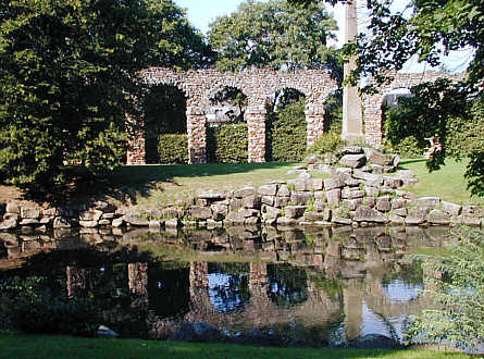 Römischer Aquädukt mit Obelisk