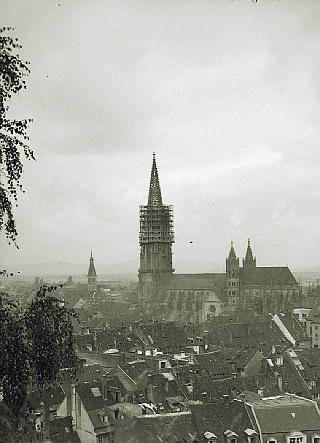 Münster mit eingerüstetem Turm. Aufnahme 1921