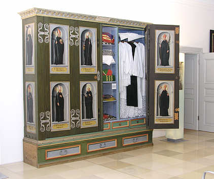 Paramentenschrank mit aufgemalten Bildnissen von Äbten des Klosters 