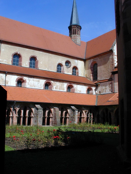 Kreuzgarten mit Blick auf Kirche und Dachreiter