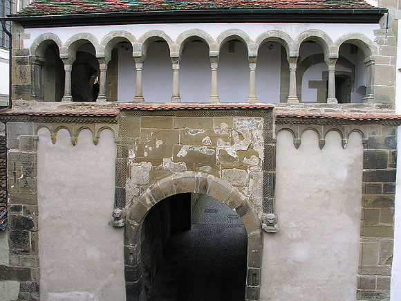 Hauptzugangstor der Anlage mit den romanischen Arkaden der Michaelskapelle