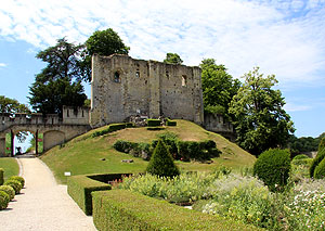 Schloss Langeais, der mittelalterliche Donjon im Schlosshof