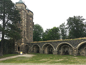 Burg Stolpen: Hof mit Schösserturm
