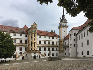 Schloss Hartenstein, Torgau: Schlosshof mit Renaissance-Treppenhaus ("Wendelstein")