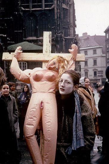 Aktion autonomer Frauen gegen die Sexualmoral der katholischen Kirche auf der Frauentagsdemonstration, 1980 |  Elisabeth Enigl
