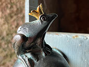 Froschfigur an einer Brunnenstube im Heidelberger Schlossgarten