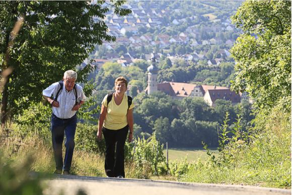 Wanderer auf der Jakobsweg im Taubertal oberhalb von Weikersheim