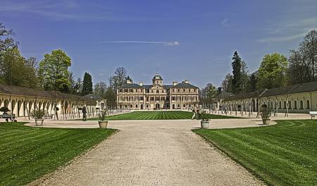 Schloss Favorite mit den Galeriebauten der Orangerien von Sden.   Landesmedienzentrum BW