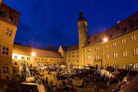 Weihnachtsmarkt im Schlosshof von Weikersheim. 