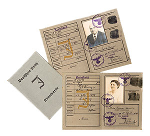 Passpapiere der Familie Levinger mit dem 1938 eingeführten „Judenstempel“, einem gelben „J“ im Innern und einem schwarzen „J“ auf der Kennkarte. © Rosgartenmuseum Konstanz 