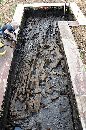 Ein jungsteinzeitlicher Holzbretterboden wird freigelegt. Foto: W. Hohl, (LDA)