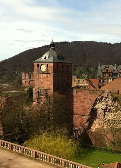 Nach außen fest und abweisend: Grabenbefestigung des Heidelberger Schlosses. Der Reichtum der reenaissance zeigt sich erst im Innern.