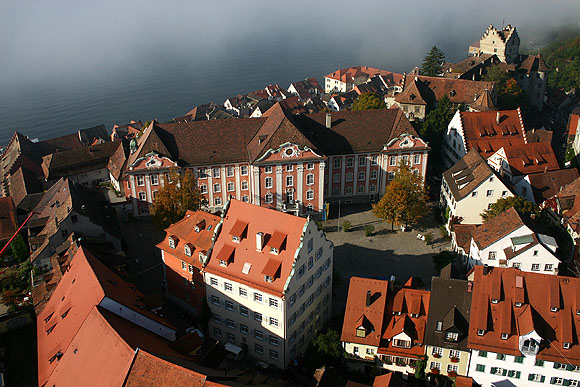 Das Neue Schloss Meersburg aus der Luft. Im Hintergrund Nebelschwaden auf dem Bodensee. Foto: Achim Mende/ssg