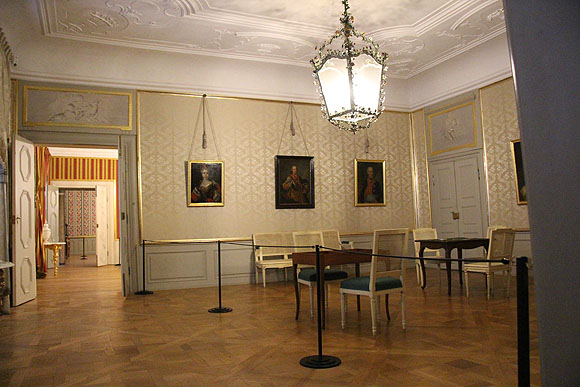 Schloss Schwetzingen, Vorzimmer der Kurfürstin mit den Porträts der fürstlichen Familie