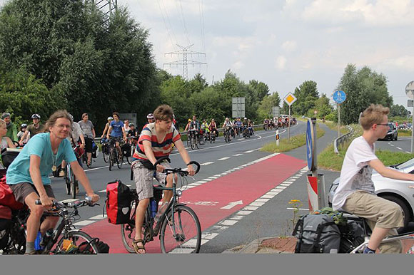 Umwelt-Radtour 2015: Einfahrt in die Meyerwerft Papenburg. Foto: Eva Ommen/tdn
