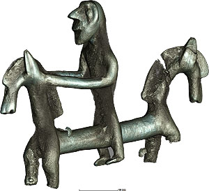 Das bronzene Reiterfigürchen aus dem Zentralgrab in Hügel 3 im Auffindungszustand. [Foto: © LAD/Jan König] und im CT-Scan [Foto: LAD]