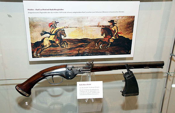 Duell zweier Schweizer Offiziere 1659 (Repro) und Radschlosspistole aus der Zeit des Dreißigjährigen Kriegs. Foto: wgm