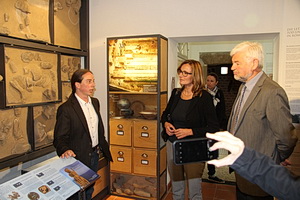 Museumsleiter Enrico De Gennaro erklärt den Besuchern das Odysee-Relief