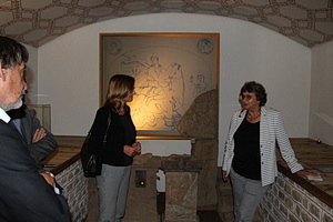 Staatssekretärin Katrin Schütz vor dem Fragment des Mithras-Reliefs