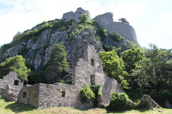 Festungsruine von der unteren Terrasse aus gesehen