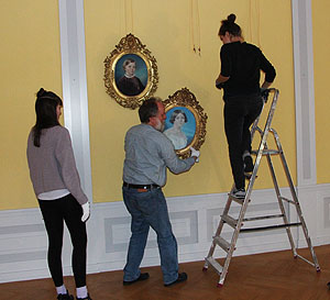 Im Mannheimer Residenzschloss der Kurfürsten von der Pfalz werden vor den anstehenden Reparaturarbeiten die Objekte ausgeräumt und die Bilder abgehängt.