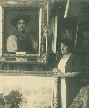 Betty Weiss in der Kunsthandlung ihres Sohnes in Baden-Baden, 1936